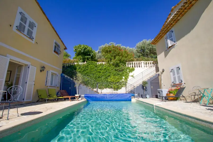 Piscine entre les deux bâtiments des appartements